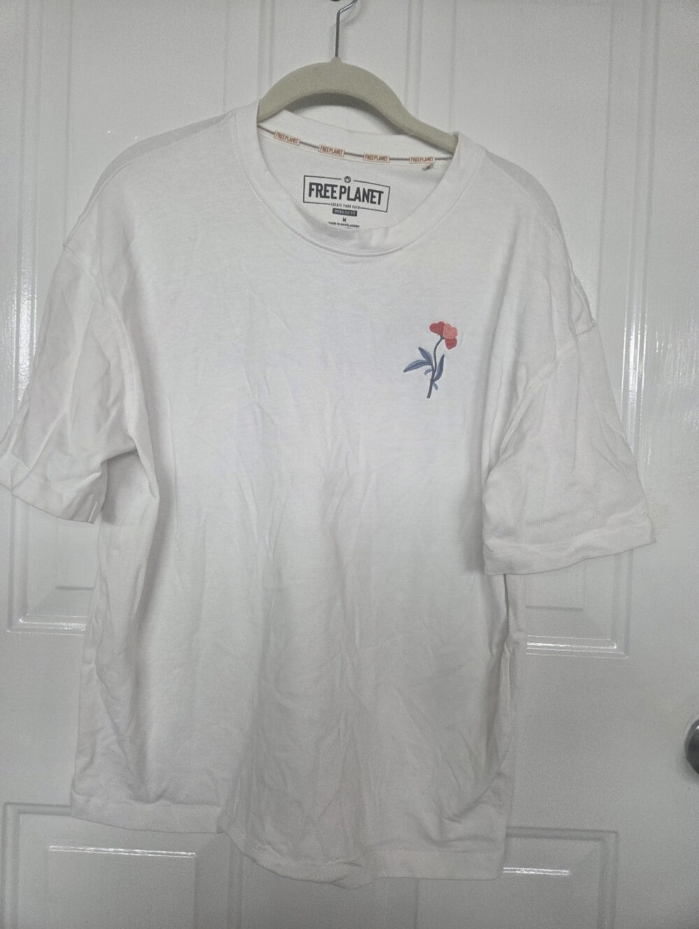 Free Planet Woman's oversized med White Tee with Flower Graphic